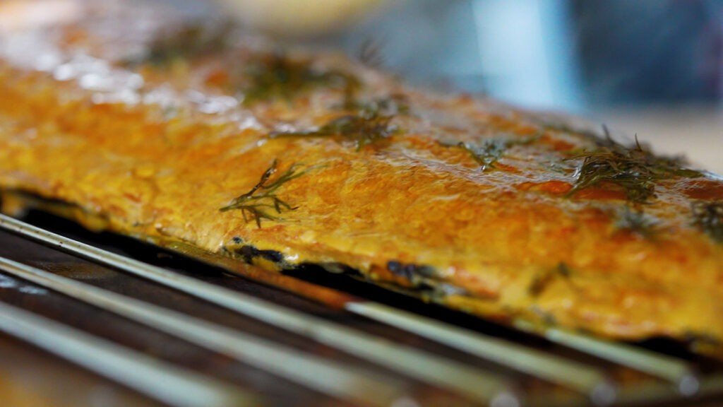 Karštai rūkyta lašiša su apelsinais